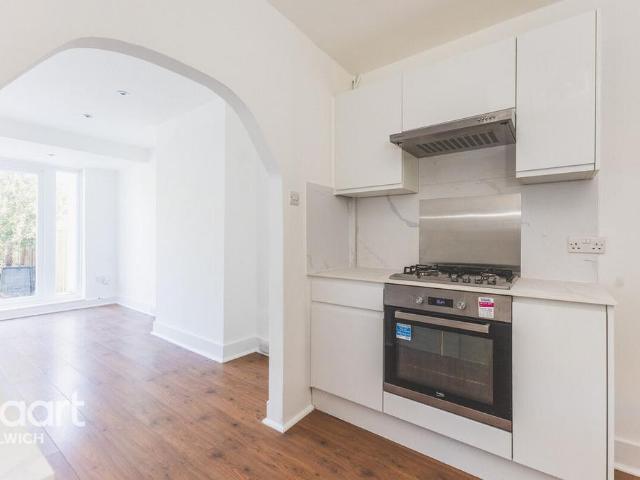 Flat for sale in East Dulwich, Greater London