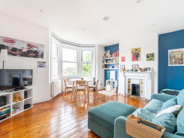 Flat for sale in Cricklewood, Greater London