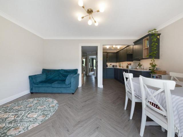 Flat for sale in Isle Of Dogs, Greater London