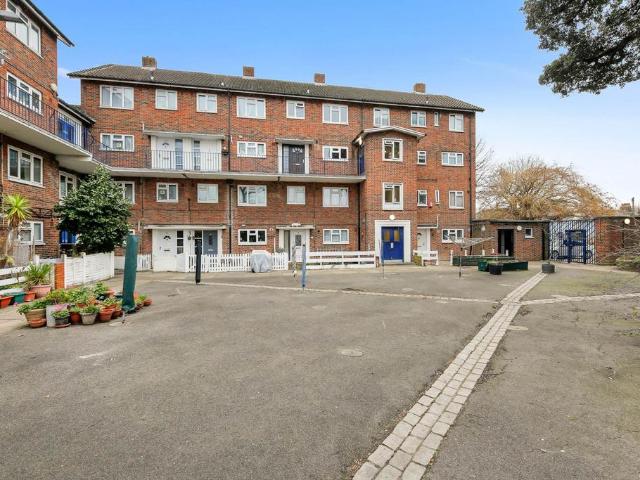 Flat for sale in Leyton, Greater London