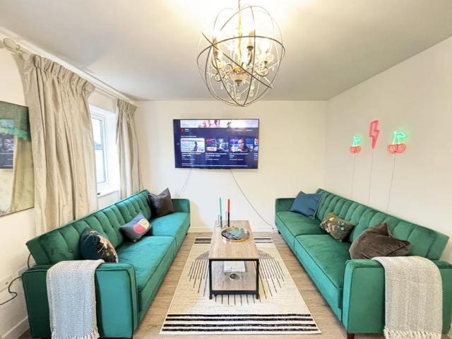 Flat for sale in West Norwood, Greater London