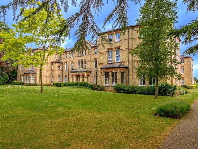 Flat for sale in Batchworth, Hertfordshire