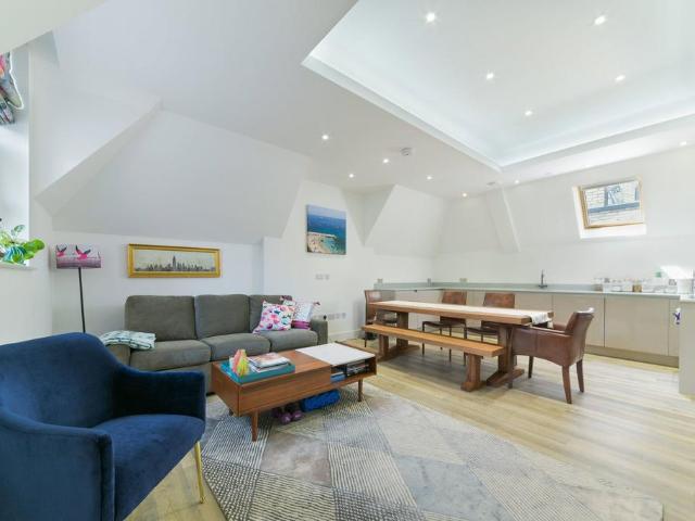 Flat for sale in Battersea, Greater London