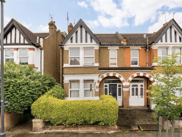 Flat for sale in Lane, Greater London