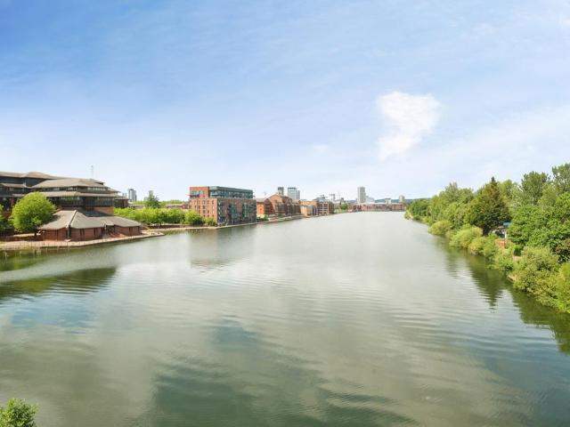 Flat for sale in Cardiff Bay, Falcon Lodge