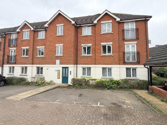 Flat for sale in Grays, Essex