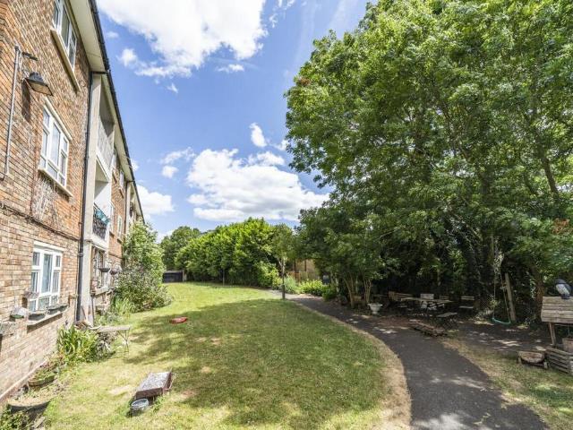 Flat for sale in Putney, Greater London