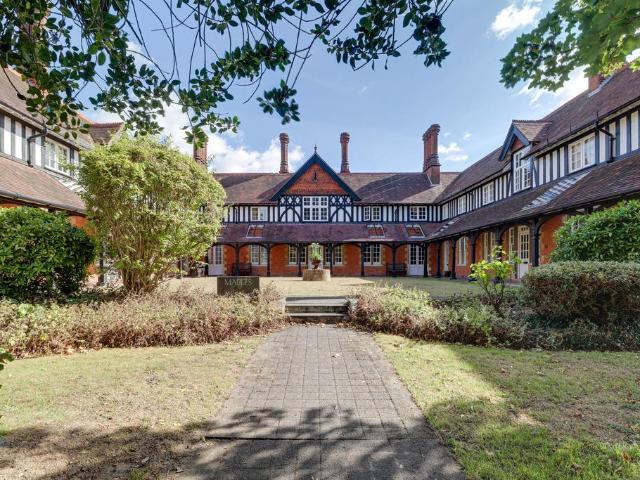 Flat for sale in Roundwood, St Albans
