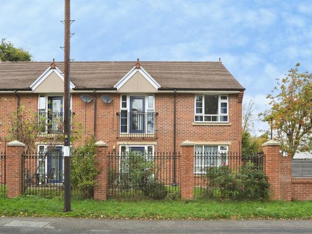 Flat for sale in Gledhow Park, Leeds