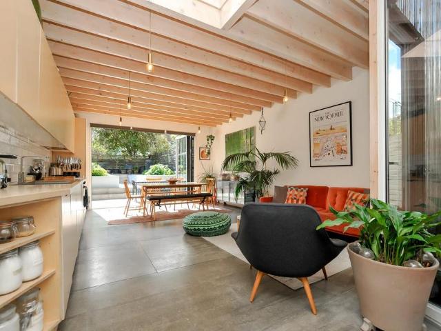 Flat for sale in Shacklewell, Greater London