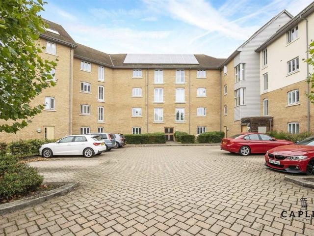 Flat for sale in Barkingside, Greater London