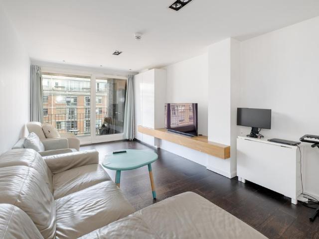 Flat for sale in London Borough of Hackney, Greater London
