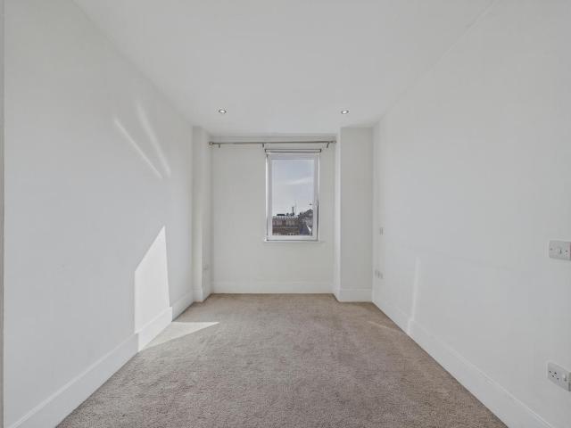 Flat for sale in Putney, Greater London