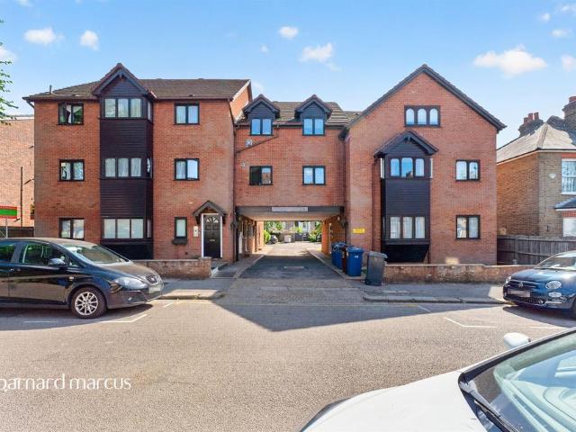 Flat for sale in North Finchley, Greater London