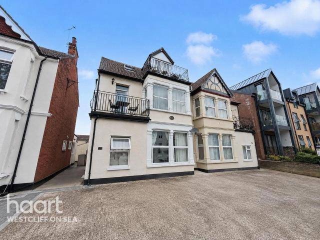 Flat for sale in Alton Barnes, Essex