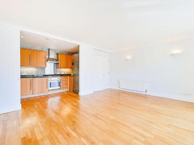 Flat for sale in London Borough of Wandsworth, Greater London