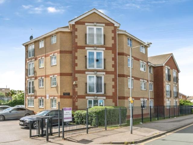 Flat for sale in Tilbury, Essex