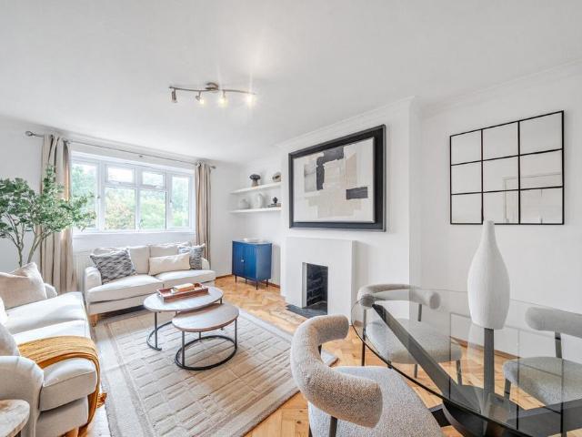 Flat for sale in London Borough of Merton, Raynes Park