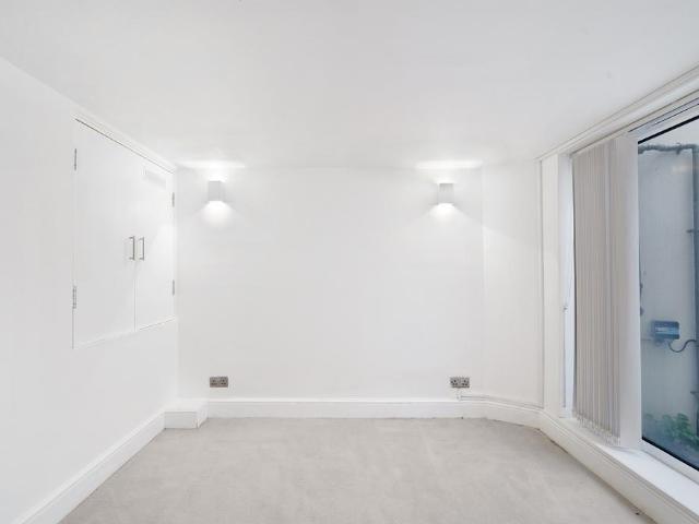Flat for sale in Red Hill, Surrey