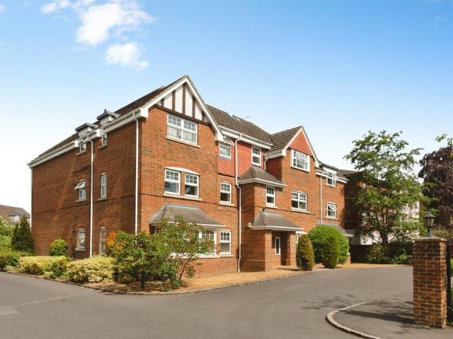 Flat for sale in Heol-las, Surrey