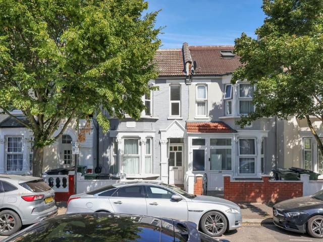 Flat for sale in Leyton, Greater London