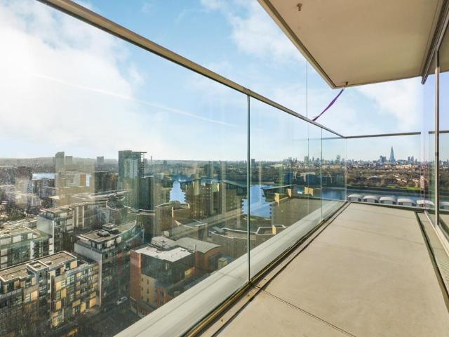 Flat for sale in Canary Wharf, Greater London