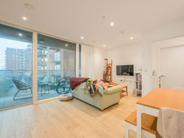 Flat for sale in Bromley-by-Bow, Poplar Grove