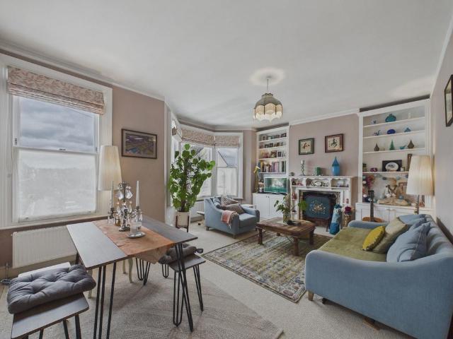 Flat for sale in Harlesden, Greater London