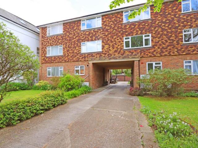 Flat for sale in New Malden, Greater London
