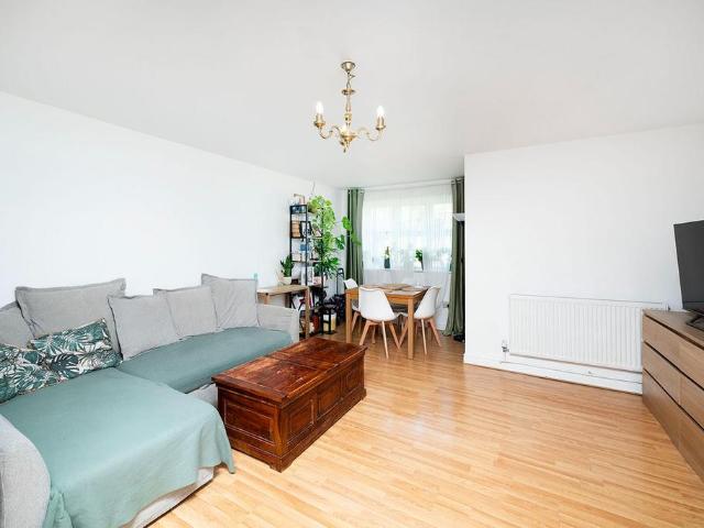 Flat for sale in Cockfosters, Greater London