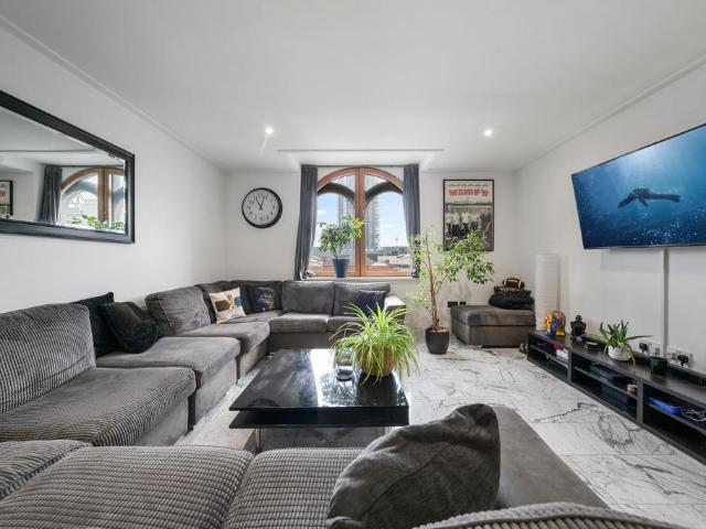 Flat for sale in Finsbury, Greater London