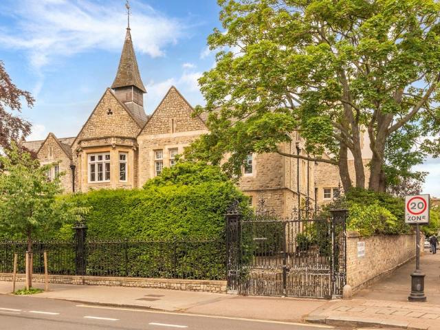 Flat for sale in Kentish Town, Greater London
