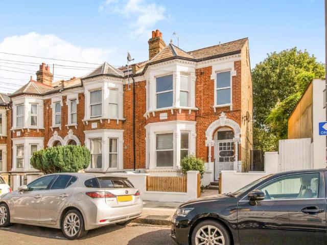 Flat for sale in London Borough of Wandsworth, Greater London