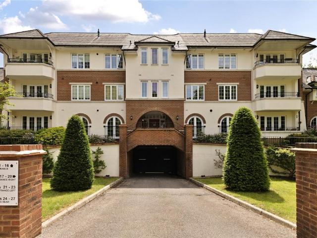 Flat for sale in Fole, Surrey