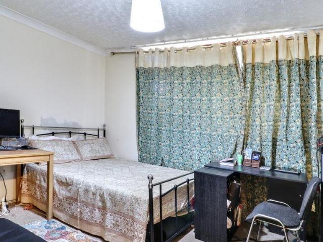 Flat for sale in Beckton, Greater London