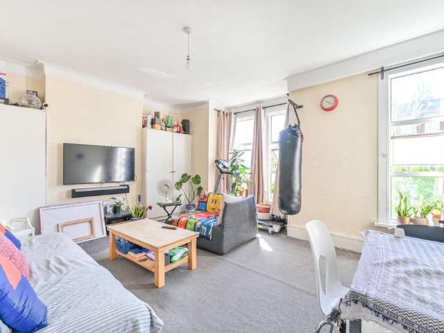 Flat for sale in Brondesbury, Greater London