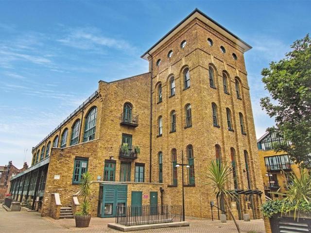 Flat for sale in Isle Of Dogs, Greater London