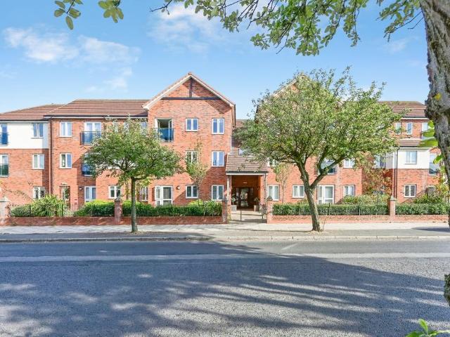 Flat for sale in Ainsdale, Sefton