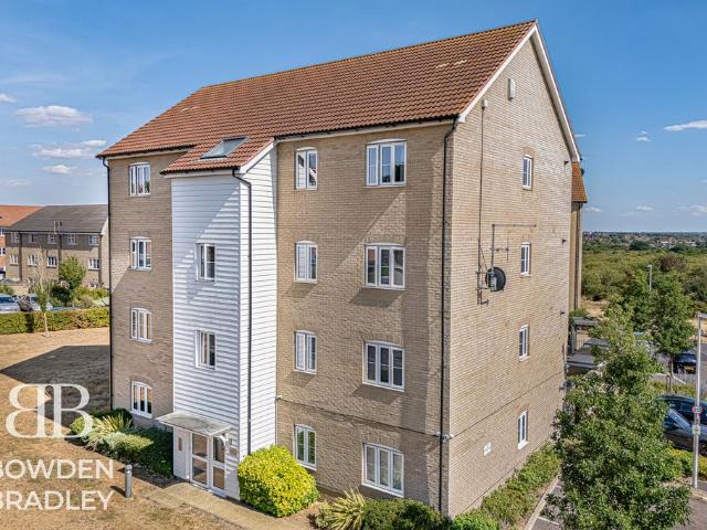Flat for sale in London Borough of Redbridge, Greater London