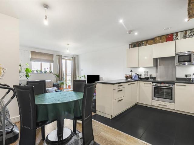 Flat for sale in Roehampton, Greater London