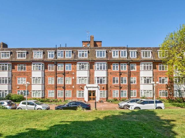 Flat for sale in Herne Hill, Greater London