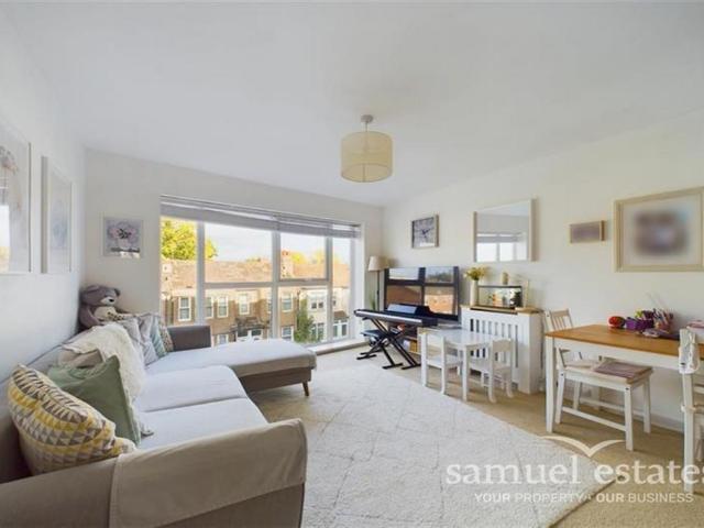 Flat for sale in London Borough of Merton, Cat Hill