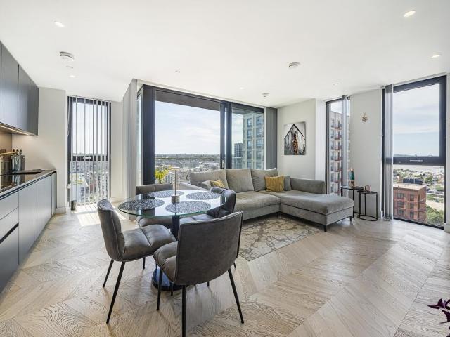 Flat for sale in Greenwich Peninsula, Greater London