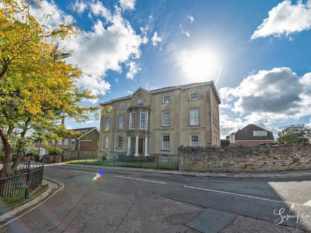 Flat for sale in Oakfield, Ryde