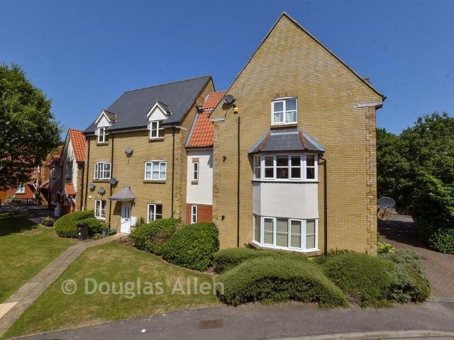 Flat for sale in Noak Bridge, Essex