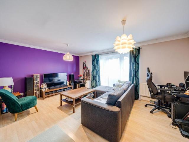 Flat for sale in Harlesden, Greater London