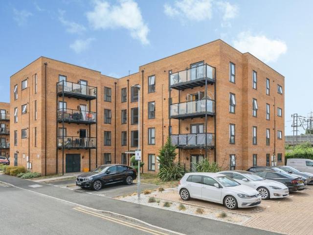 Flat for sale in Rainham, Greater London