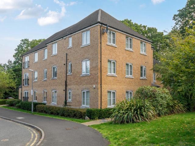Flat for sale in Red Hill, Greater London