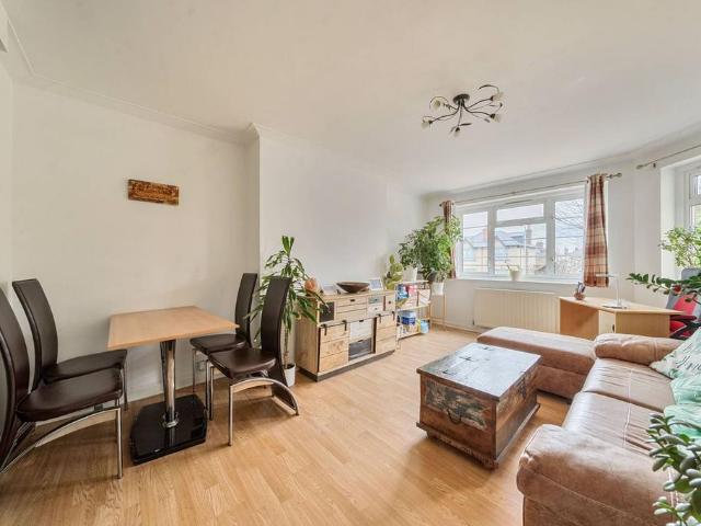 Flat for sale in Surbiton, Greater London