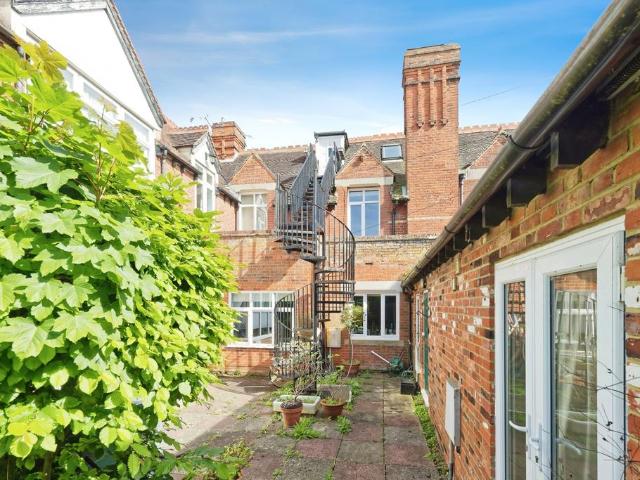 Flat for sale in The Bridge, Kent
